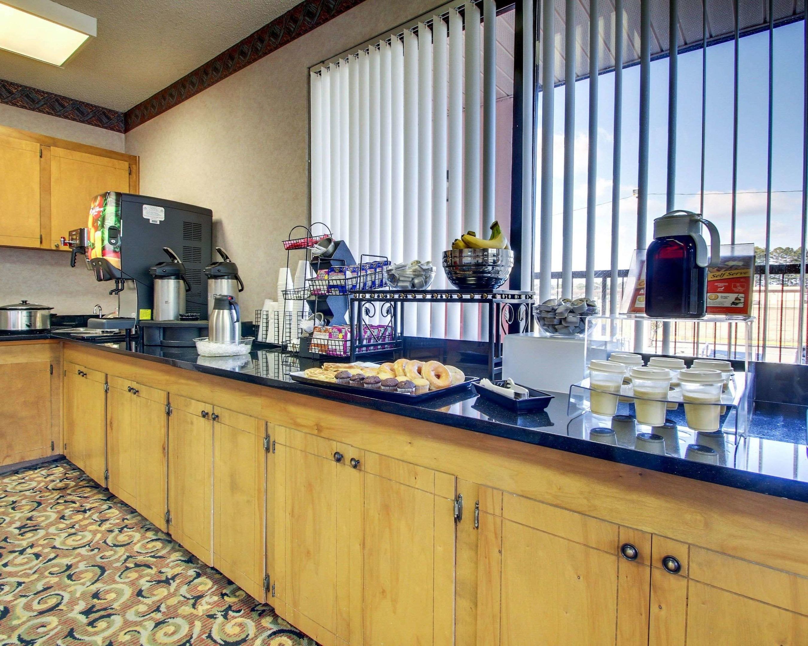 econo lodge inn and suites