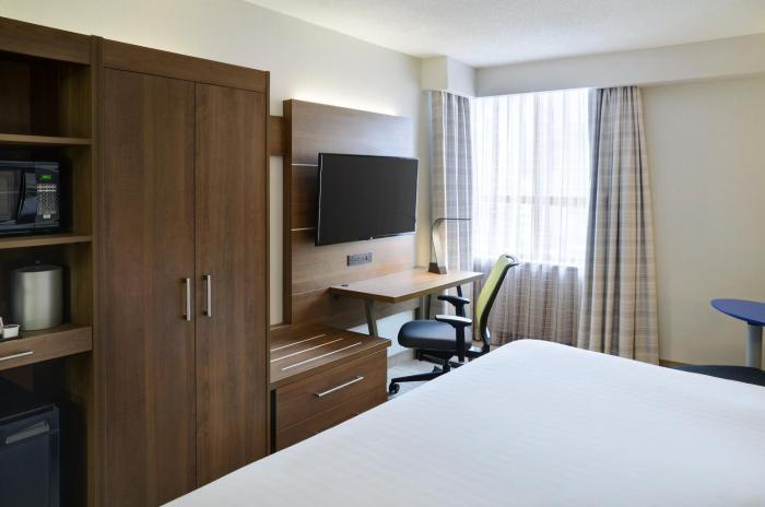 holiday inn express toronto downtown by ihg