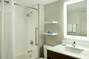 holiday inn express toronto downtown by ihg