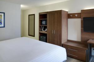 holiday inn express toronto downtown by ihg