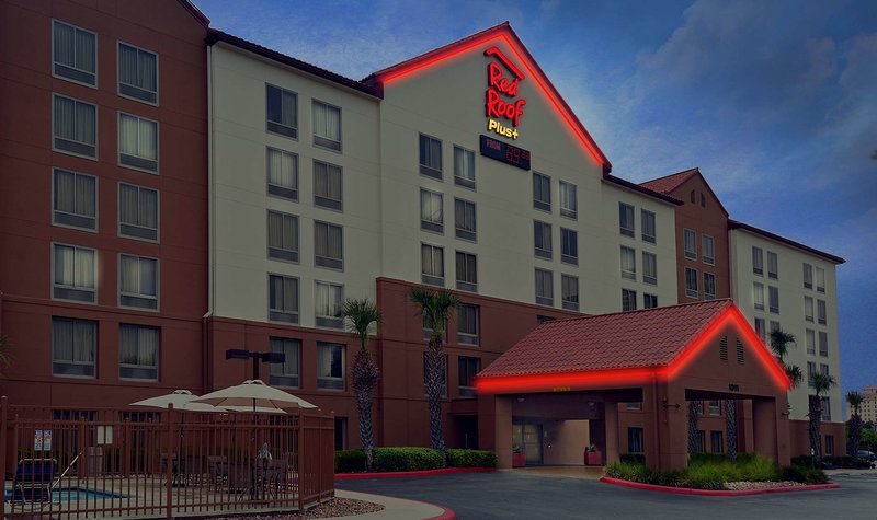 red roof inn plus san antonio downtown riverwalk