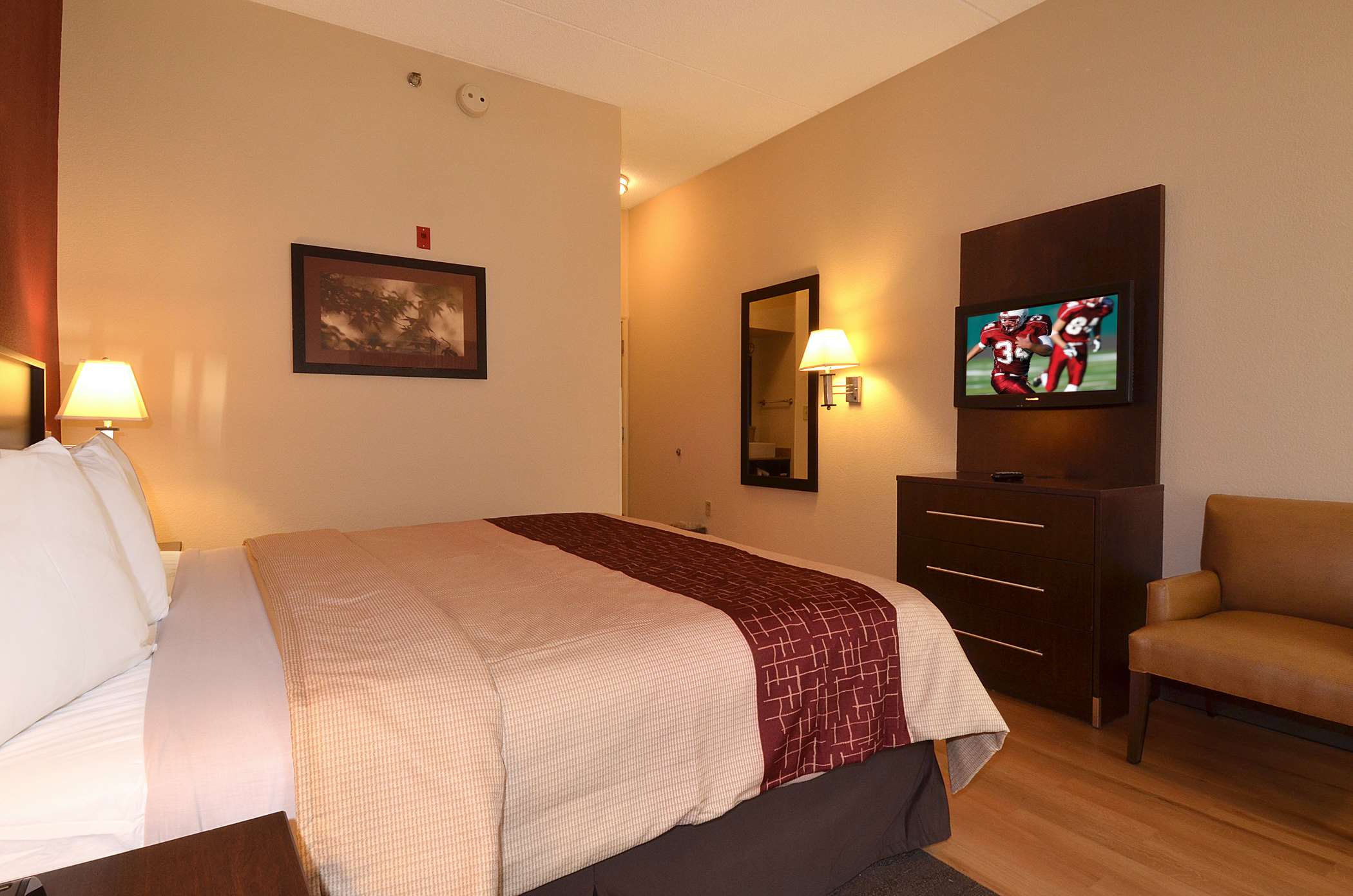 red roof inn plus san antonio downtown riverwalk