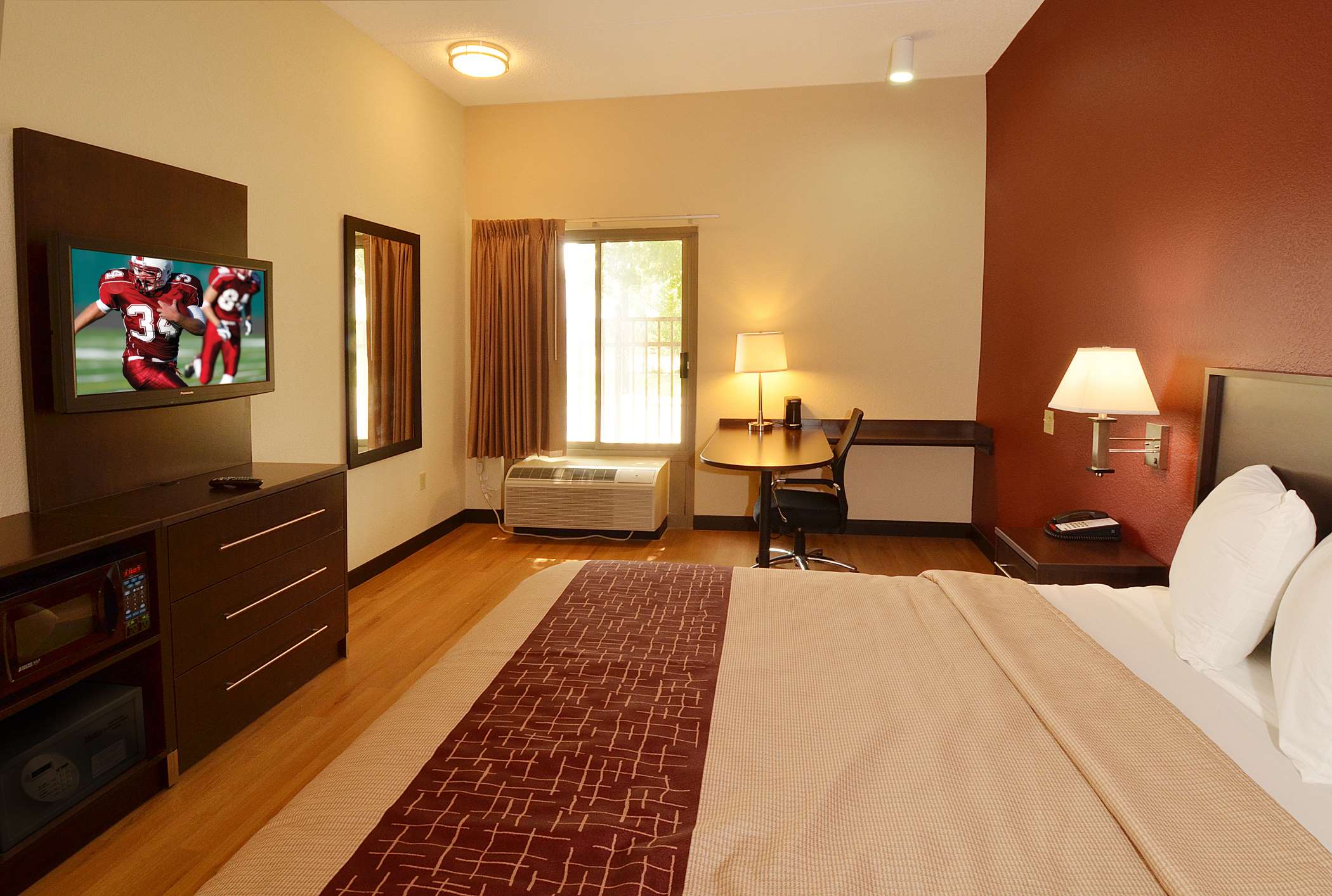 red roof inn plus san antonio downtown riverwalk