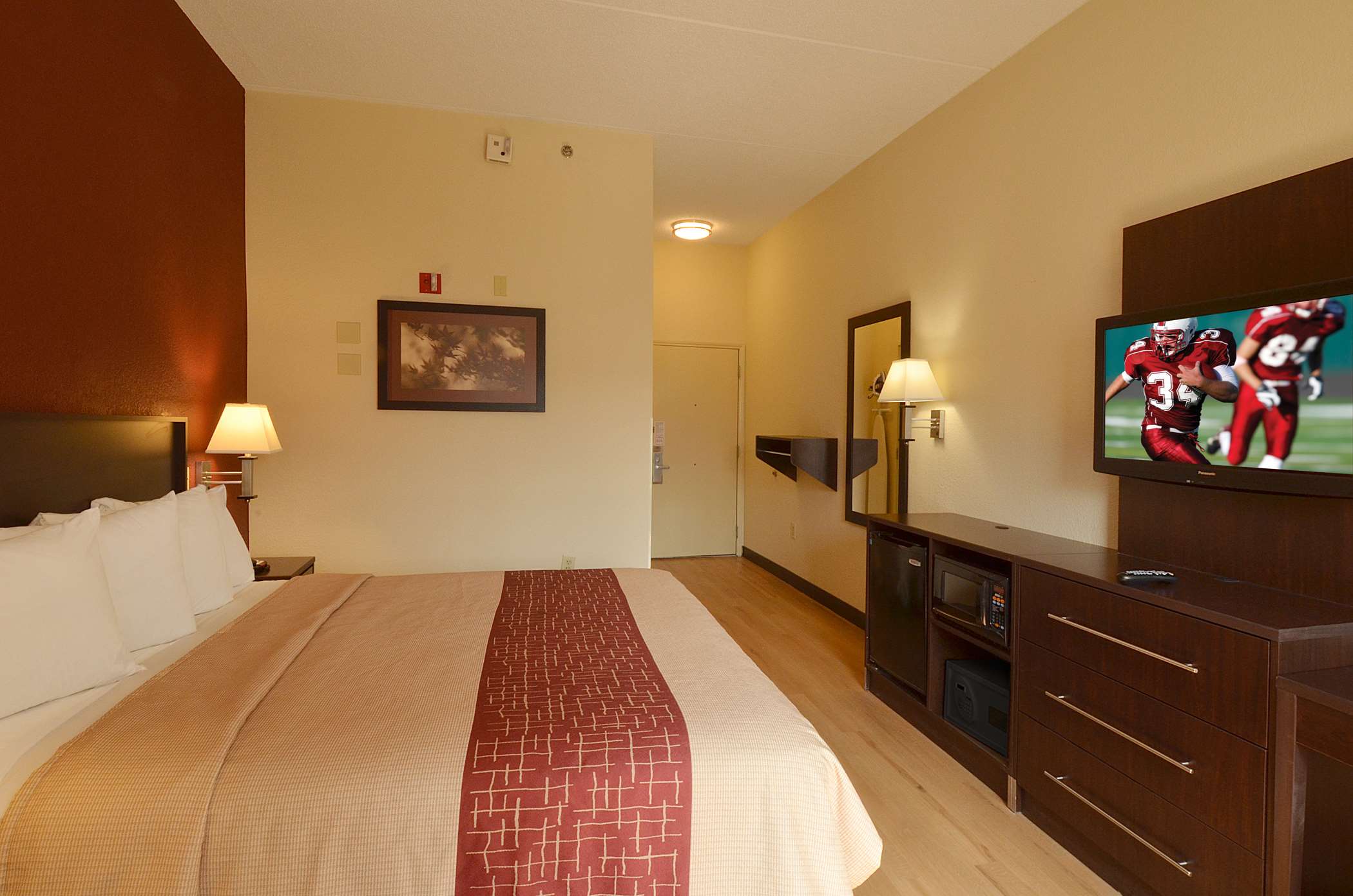 red roof inn plus san antonio downtown riverwalk