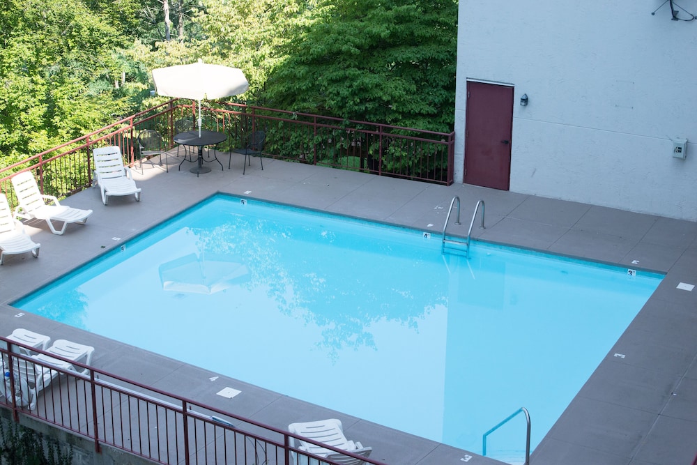 laurel inn condominium