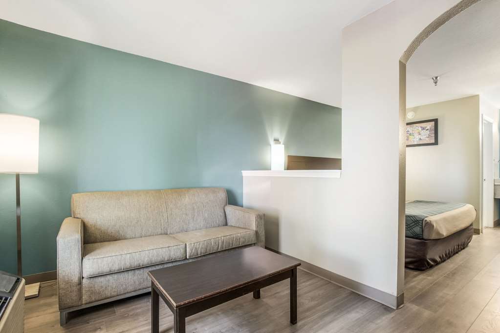 econo lodge inn and suites