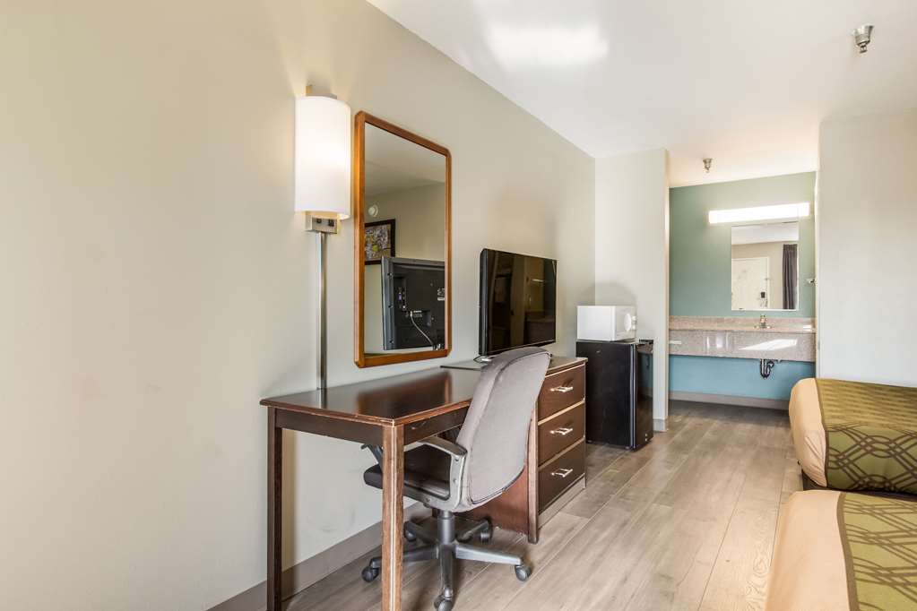 econo lodge inn and suites