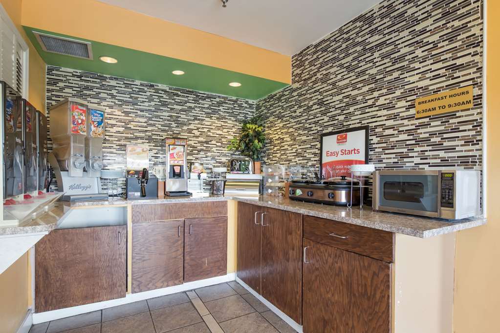 econo lodge inn and suites