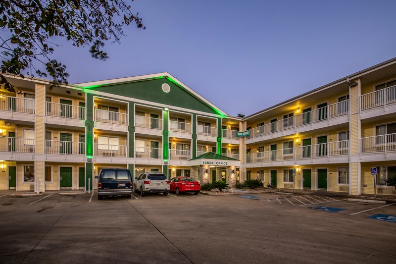 hometowne studios by red roof austin