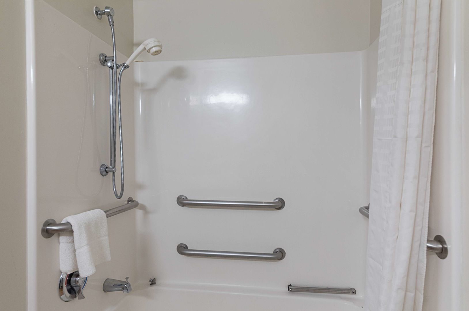 hometowne studios by red roof austin