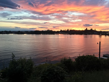 lakeshore inn water front