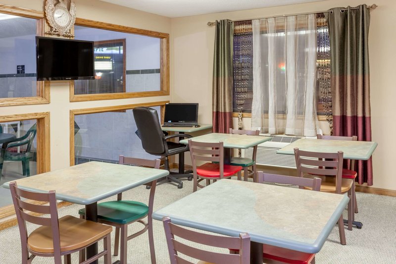 super 8 by wyndham mclean bloomington sw