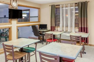 super 8 by wyndham mclean bloomington sw