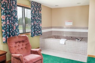 super 8 by wyndham mclean bloomington sw