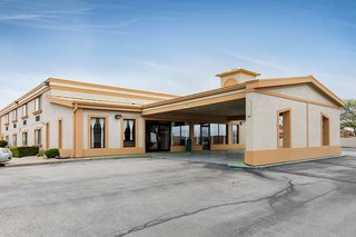 quality inn and suites bloomington university area