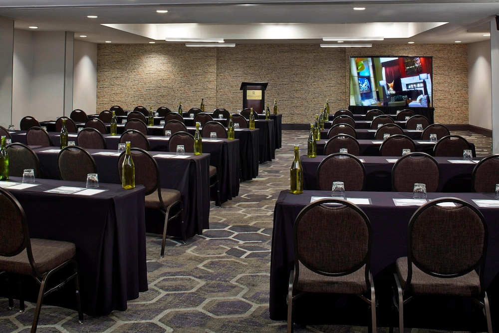 renaissance st louis airport hotel