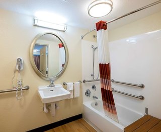 red roof inn plus mt pleasant patriots point