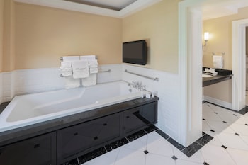 the raphael hotel autograph collection