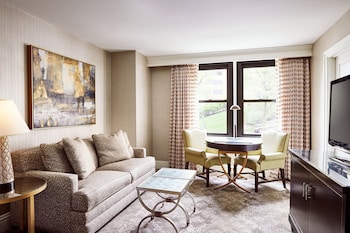 the raphael hotel autograph collection