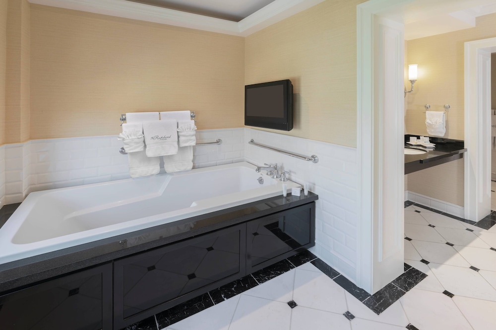 the raphael hotel autograph collection