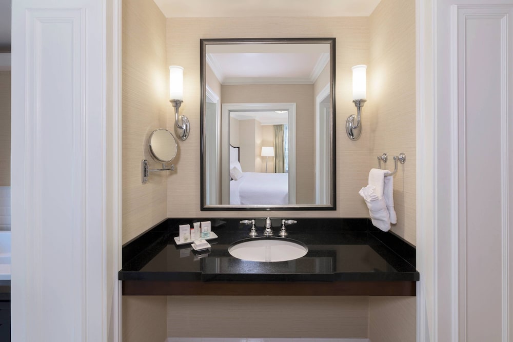 the raphael hotel autograph collection