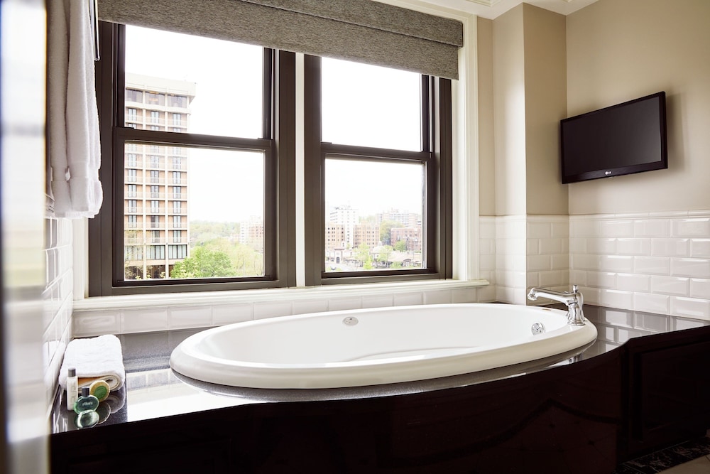 the raphael hotel autograph collection