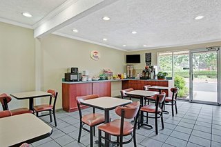 super 8 by wyndham williamsburg historic area