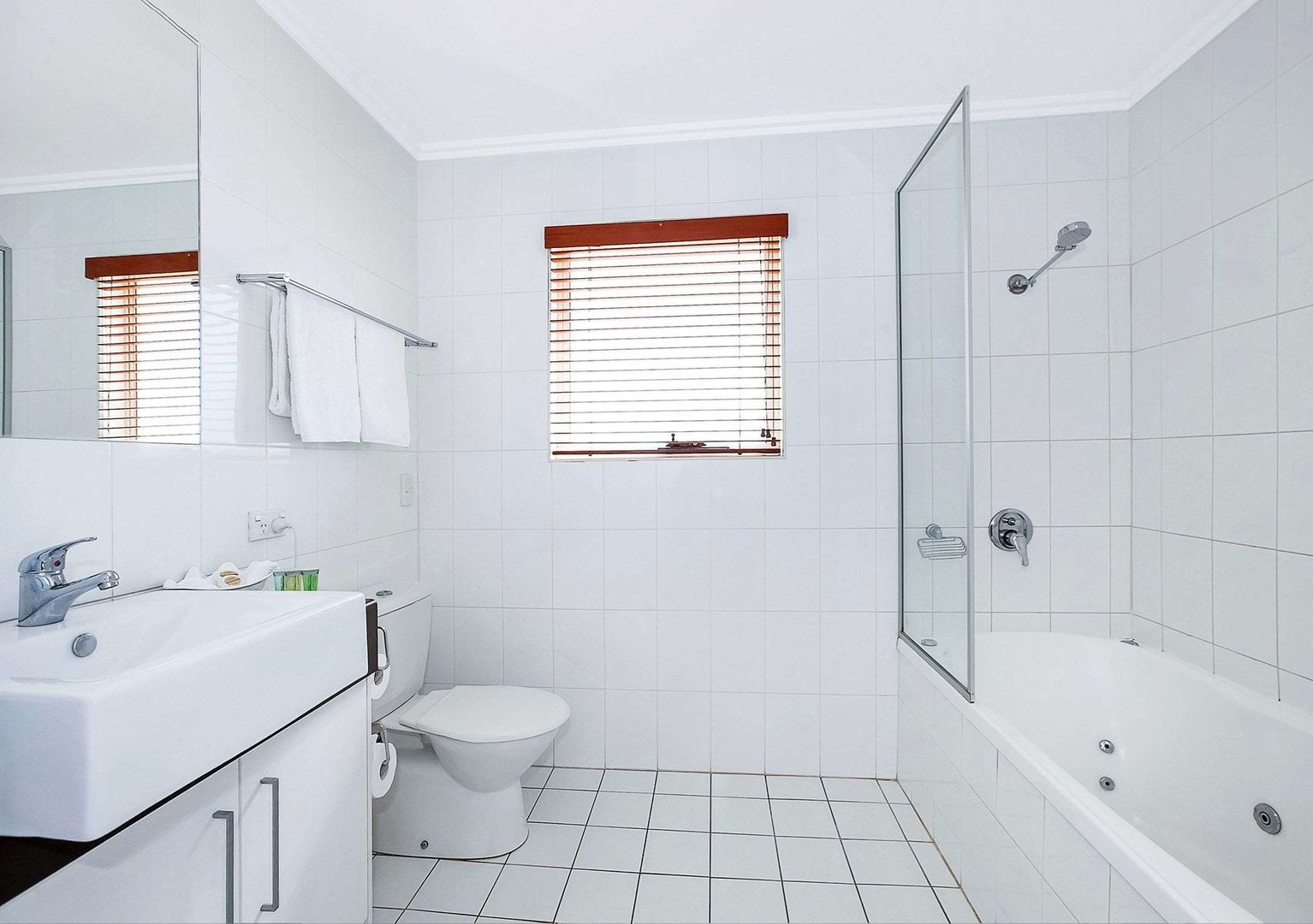 comfort inn and suites northgate airport