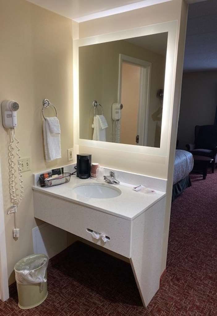 all seasons inn and suites