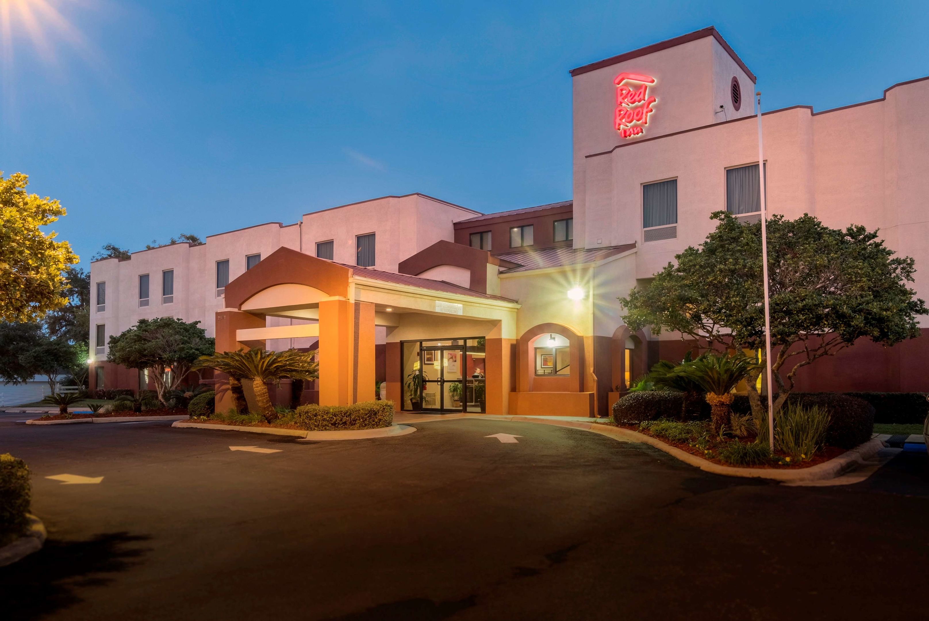 red roof inn pensacola fairgrounds