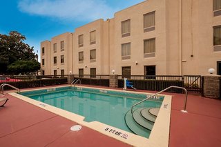 red roof inn pensacola fairgrounds