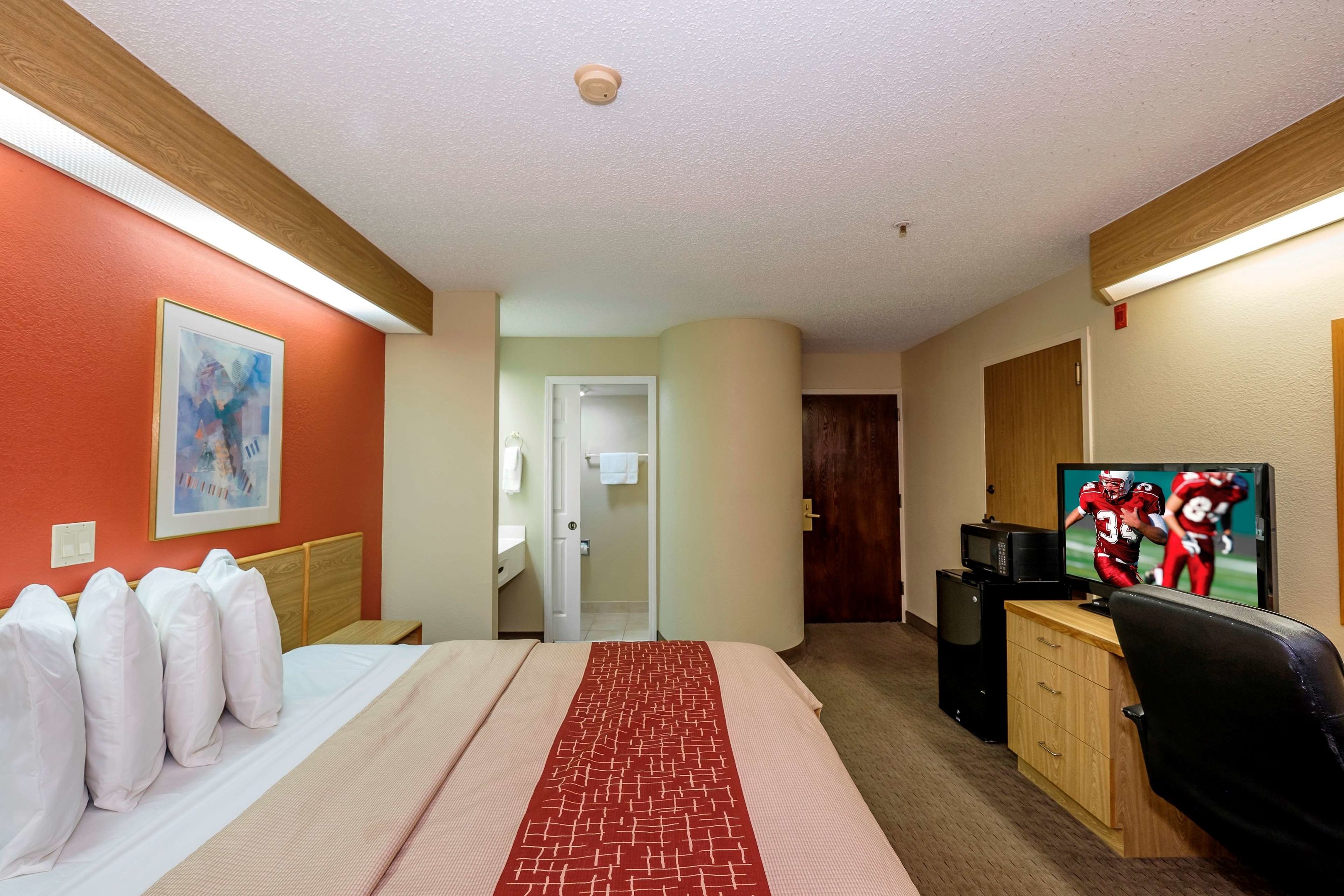 red roof inn pensacola fairgrounds