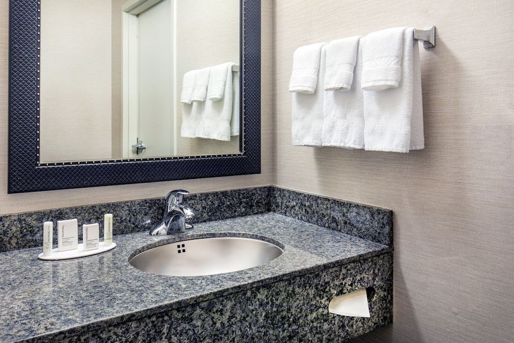 fairfield inn and suites by marriott lancaster