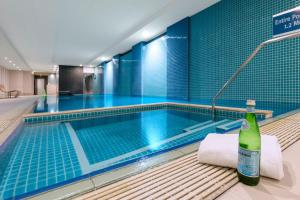 oaks glenelg plaza pier suites