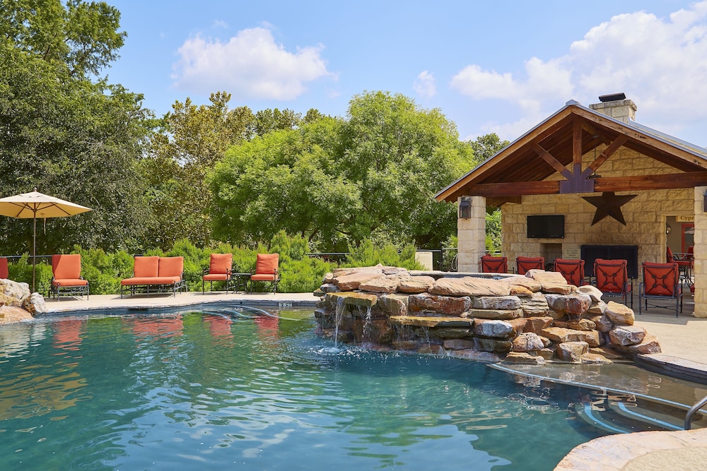 fredericksburg inn and suites