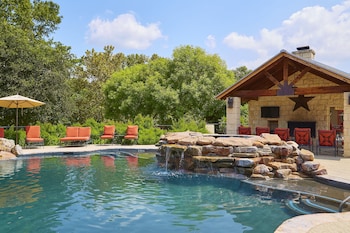 fredericksburg inn and suites