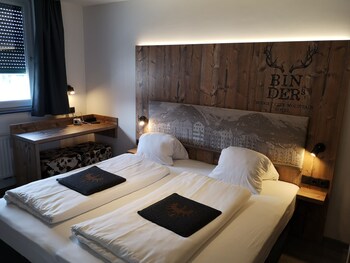 binders budget city mountain hotel