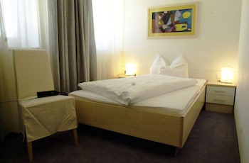 binders budget city mountain hotel