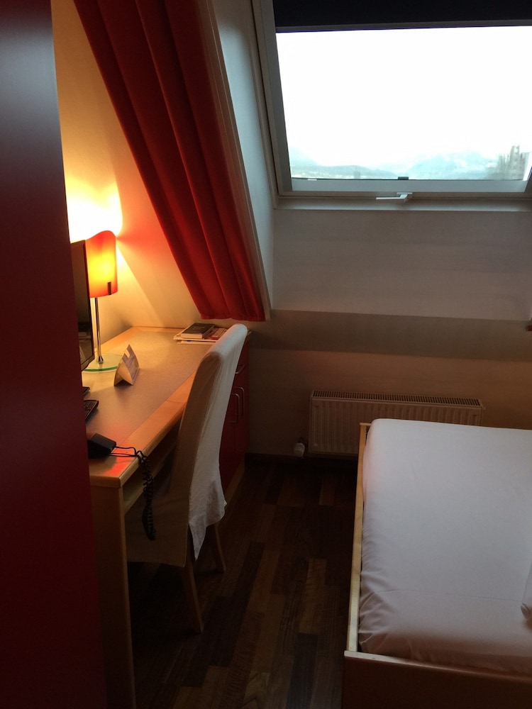binders budget city mountain hotel