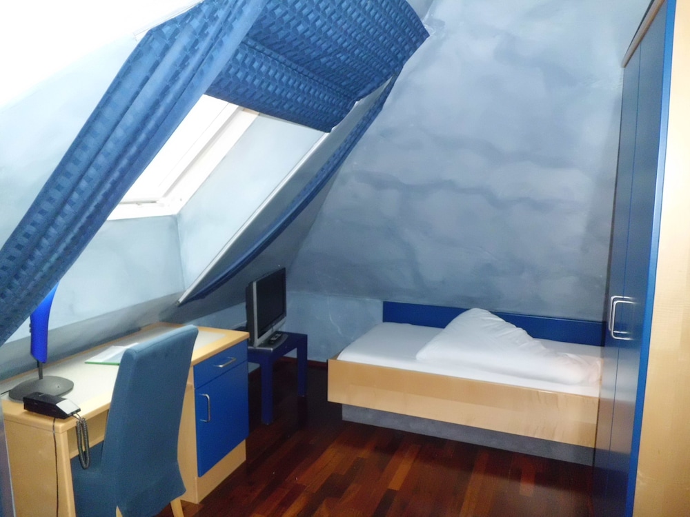 binders budget city mountain hotel