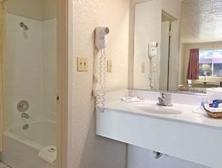 Howard Johnson By Wyndham Modesto Ceres,Modesto>>Ceres,2 star