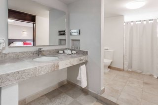 ramada plaza leon