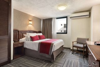ramada plaza leon