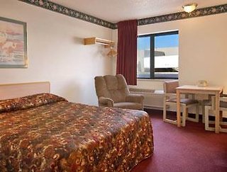 Super 8 By Wyndham Morris,Near Goold Park,2 star