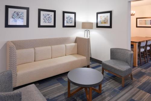 holiday inn express and suites sioux falls at empi