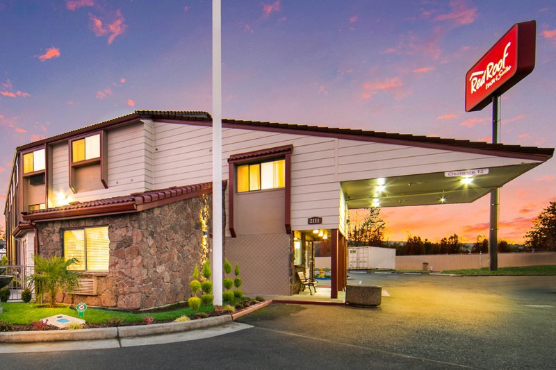 red roof inn and suites medford airport