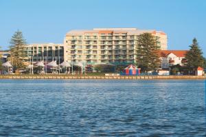 oaks the entrance waterfront suites
