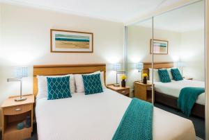 oaks the entrance waterfront suites