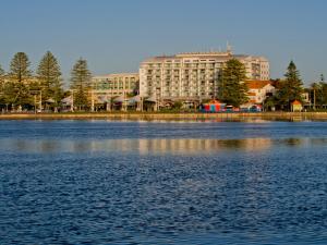 oaks the entrance waterfront suites