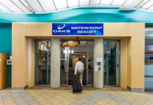 oaks the entrance waterfront suites